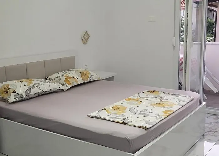 Near Guest-house בית נופש