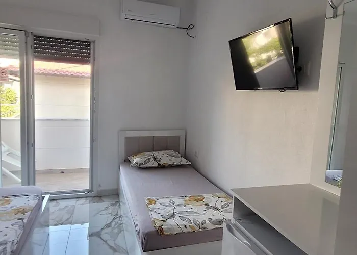 Near Guest-house בית נופש